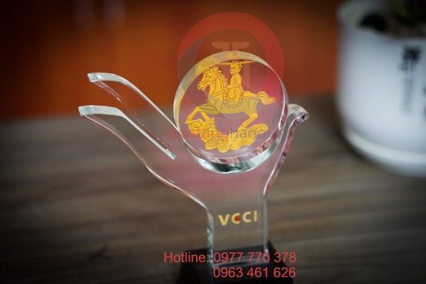 Cup vinh danh doanh nhân tiêu biểu VCCI